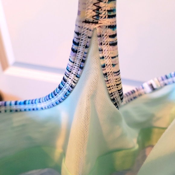 Lululemon tank, size 6 - Picture 8 of 9